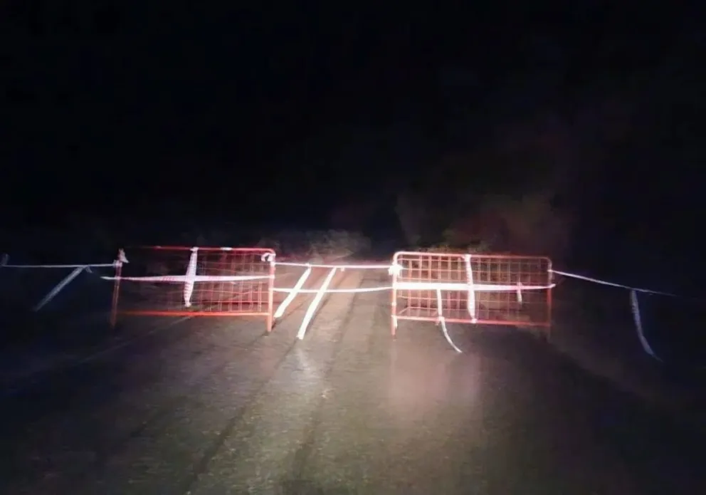 Las fuertes precipitaciones registradas en distintas zonas de San Luis provocaron derrumbes en sectores serranos, lo que obligó a realizar cortes preventivos en el camino que une Nogolí con Río Grande. (Foto: Radio G)