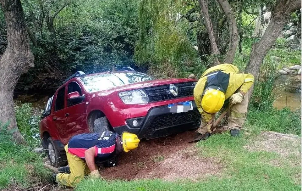 Bomberos Voluntarios de Cortaderas trabajaron en el retiro de un vehículo que había caído a la vera del arroyo Benítez. La persona que viajaba en el auto resultó ilesa. (Foto: BBVV Cortaderas)
