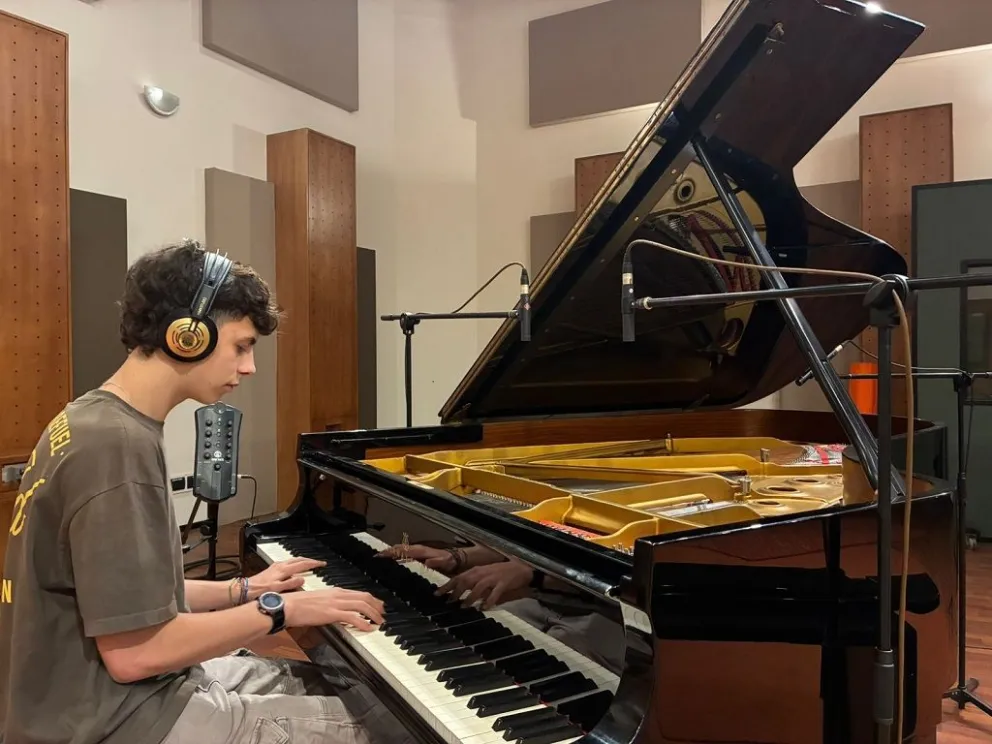 Los ocho miembros de ensamble de la EMEI vivieron una jornada inolvidable en un estudio de primer nivel.