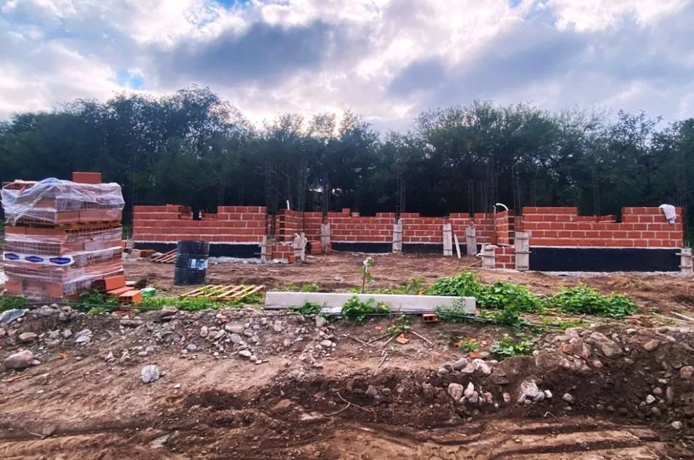 Los 40 módulos habitacionales se dividen en dos grupos de 20 ubicados en los barrios Los Troncos y El Rosedal.