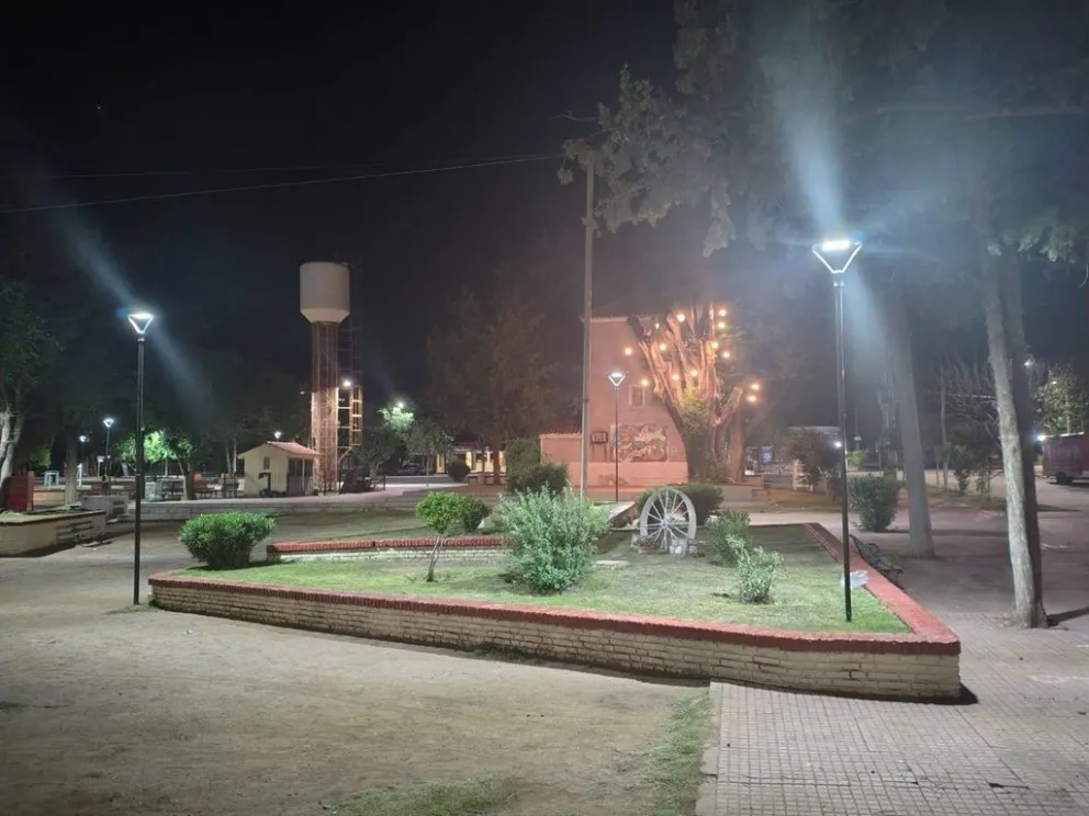 Carpintería renovó la iluminación de la Plaza Manuel Zalazar. 