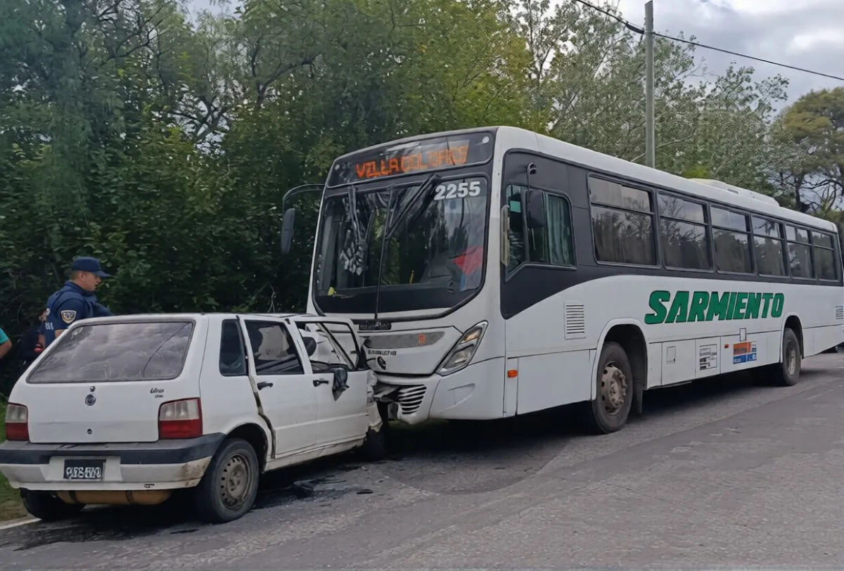 Grave choque frontal entre un auto y un colectivo en la ruta 14 a la ...