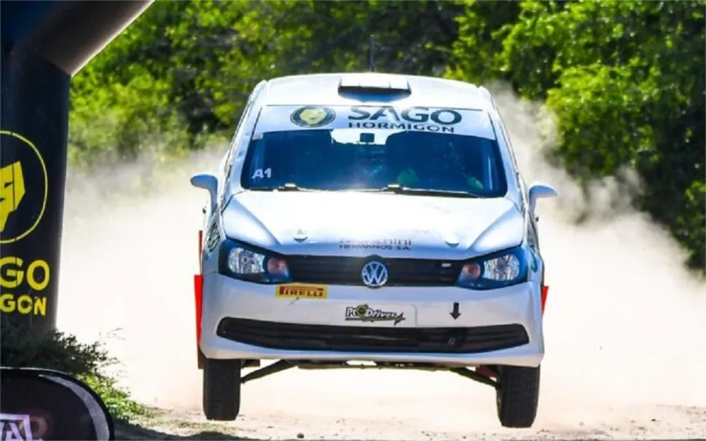 El campeón Cristian González con el mercedino Matías Ramos en la butaca derecha del VW Gol Trend, se quedó con la victoria de la General. (Foto: DSL) 