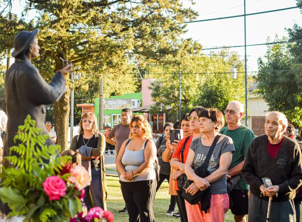El 4 de abril a las 11:00 va a ser la inauguración de la escultura del Cura Brochero en la capilla Nuestra Señora de Fátima, que fue realizada por Edith Andino y Silvio Rossi, dos artistas de la Villa de Merlo. 