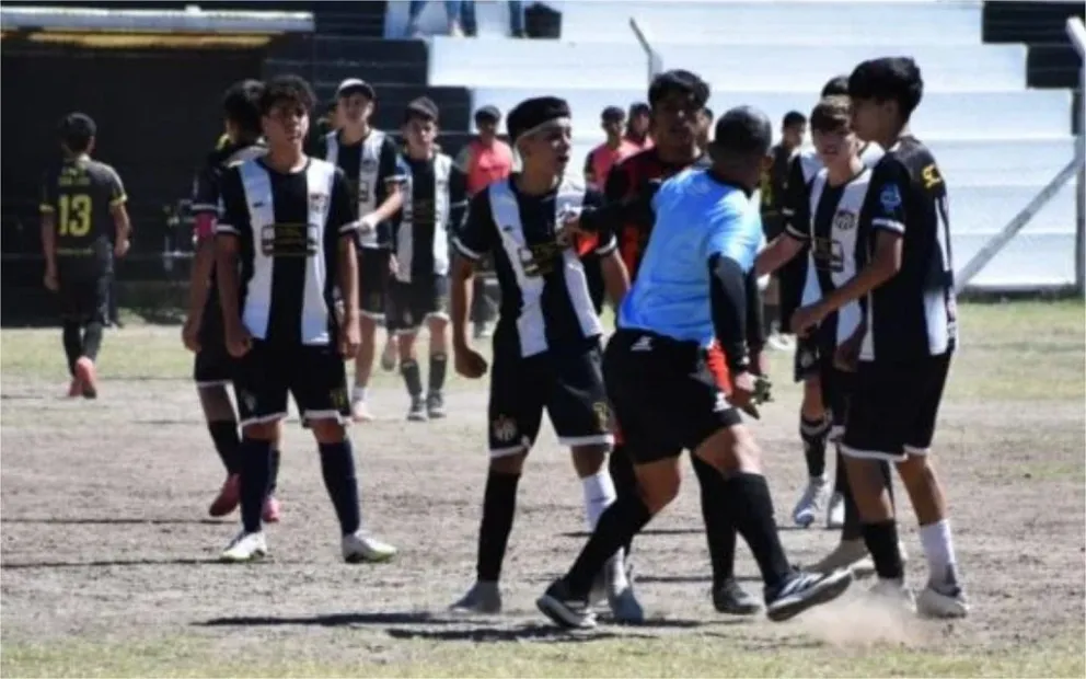Grave agresión a un árbitro en inferiores. El caso que sacude al fútbol infantil puntano. (Foto: DSL)