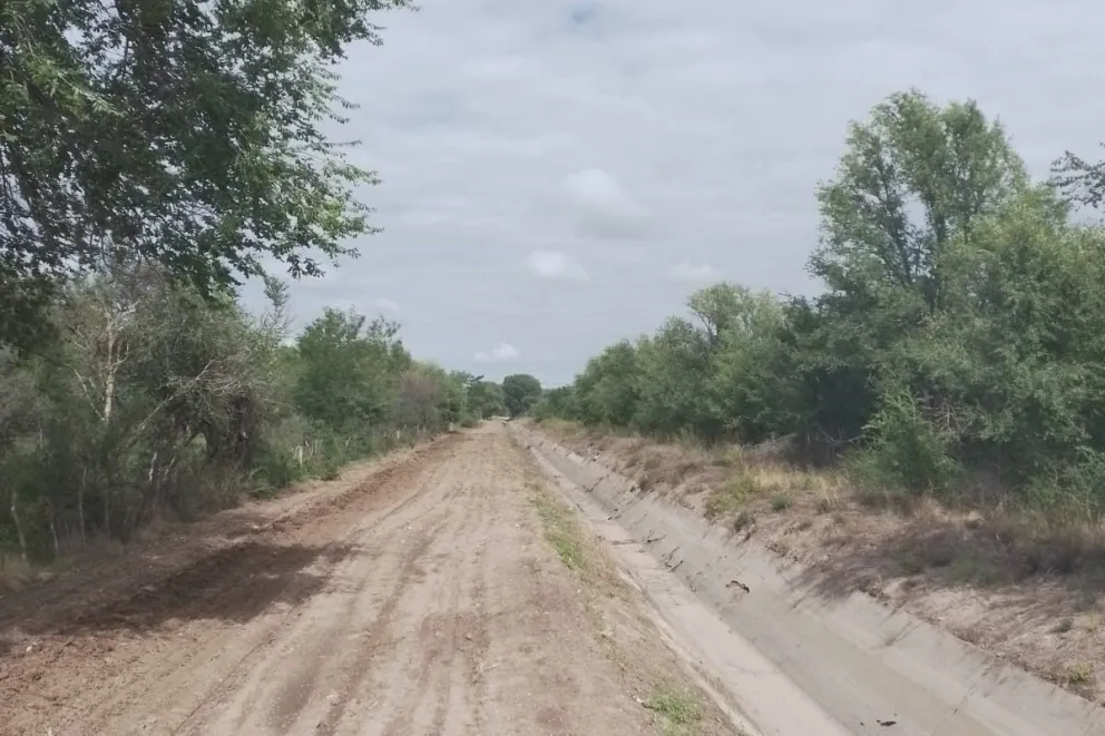 San Luis Agua intervino más de 5 kilómetros del camino de servicio en el departamento Chacabuco. 