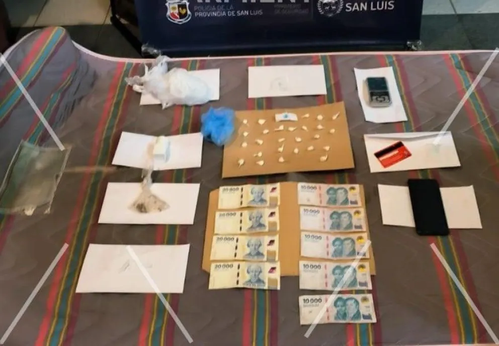 Durante el procedimiento, los efectivos secuestraron 27 envoltorios de nylon con una sustancia blanquecina similar a cocaína, equivalentes a 32 dosis listas para la venta. Foto Pol. de San Luis.