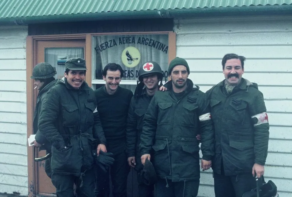 La persona ubicada a la izquierda en la imagen es el padre del director.