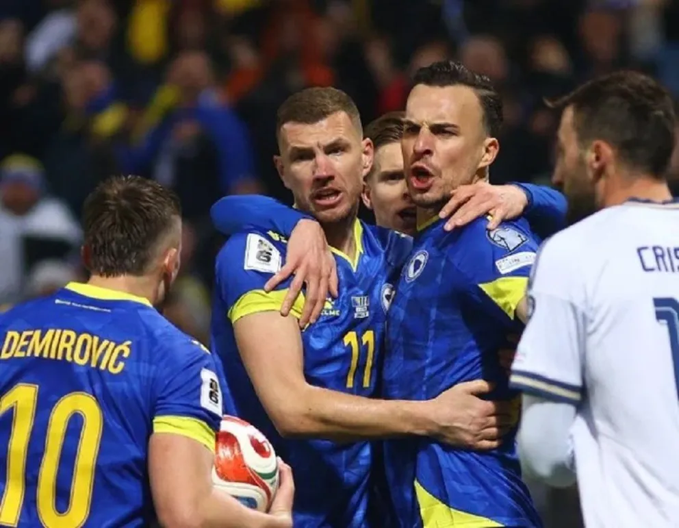 Haris Tabakovic (derecha) festeja su gol en la última instancia clasificatoria, ante Italia. (Agencia Noticias Argentinas/Redes @bih.reprezentacija)