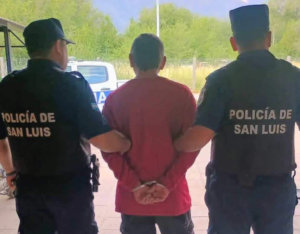 Un hombre demorado por el robo a un comercio frente a la plaza Sobremonte.