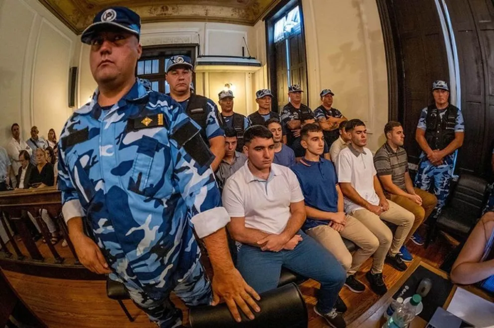 Plano general del juicio realizado en Dolores en 2023, donde fueron condenados los ocho rugbiers por el crimen de Fernando Báez Sosa. Hoy, algunos de ellos transitan una nueva rutina desde la cárcel, con estudios universitarios a distancia.