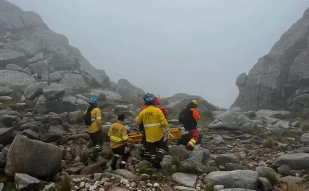 El rescate fue en una zona de dificial acceso del Cerro Champaquí. (Foto: Bomberos Yacanto)
