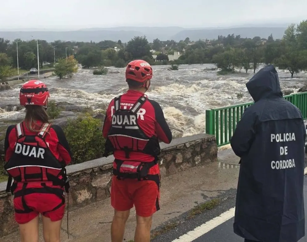 Realizan cortes preventivos en puentes de Mina Clavero y Villa Cura Brochero.