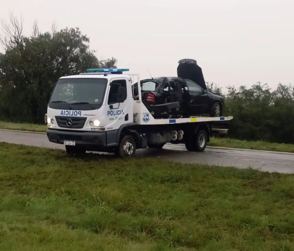 El vehículo siniestrado es retirado por una grúa policial tras el trágico accidente ocurrido en la Autopista 55. (Foto:Pol. San Luis)
