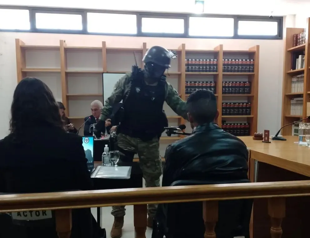 Primera audiencia donde el único detenido fue acusado por la fiscalía. La causa está caratulada como robo calificado por el uso de arma de fuego y homicidio criminis causa. La huir después del violento robo los delicuentes se enfrentaron con la policia. 