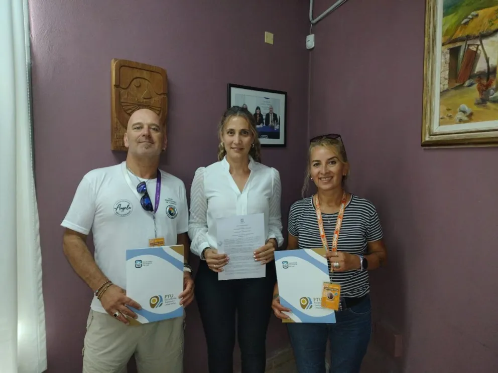 Firma de convenio entre la FTU y los guias de turismo.