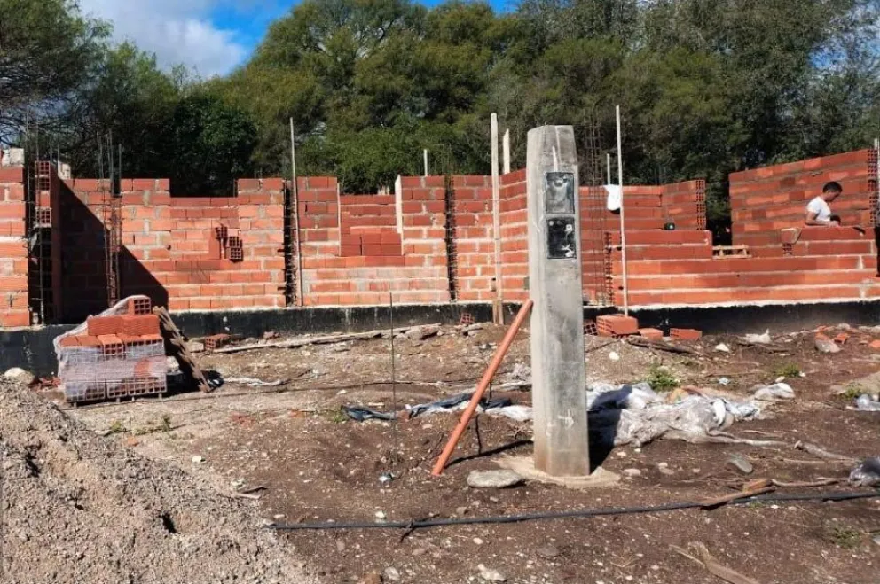 En las 20 casas que se construyen en el barrio El Rosedal ya colocaron los postes de energía eléctrica.
