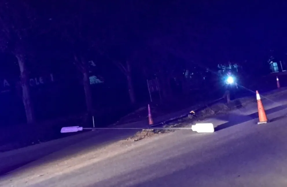 La columna destruída por el choque de una camioneta.