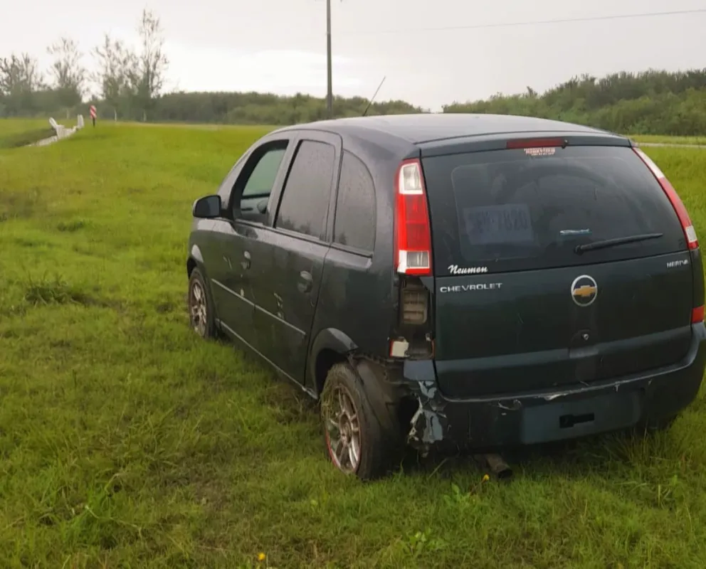 Vecinos de la Villa de Merlo protagonizaron un despiste en la Autopista 55 y salieron ilesos.