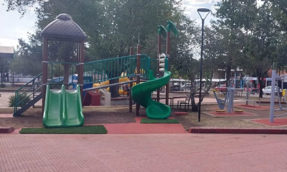 Carpintería suma nuevos juegos infantiles en plazas del municipio.