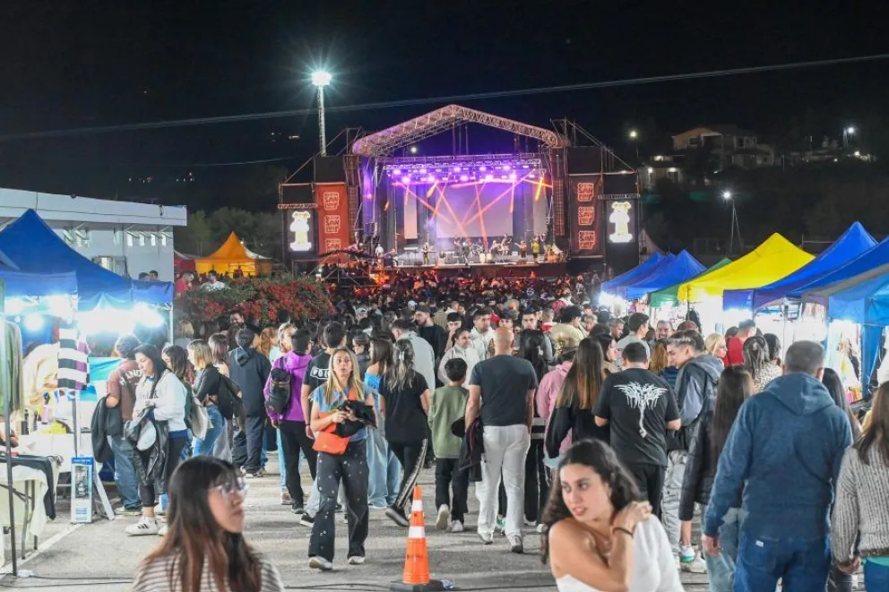 Miles de personas acompañaron en Potrero el cierre de "50 festivales" donde Eugenia Quevedo fue la gran protagonista.