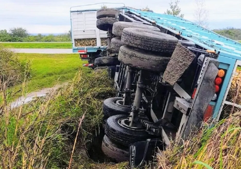 Volcó un camión a pocos kilómetros del peaje de Santa Rosa del Conlara.