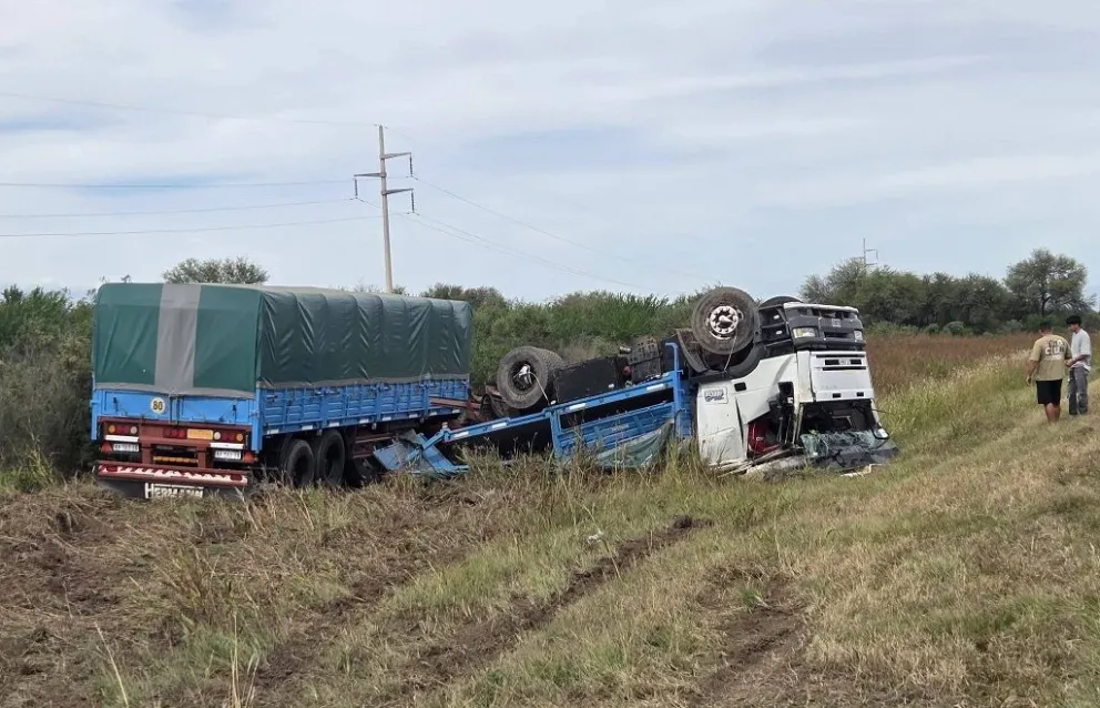 Despiste y vuelco. Un incidente vial se registró sobre la Ruta Nacional 148, a la altura de Villa Dolores.