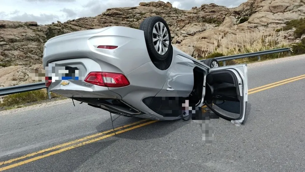 Vuelco en el camino de las Altas Cumbres.