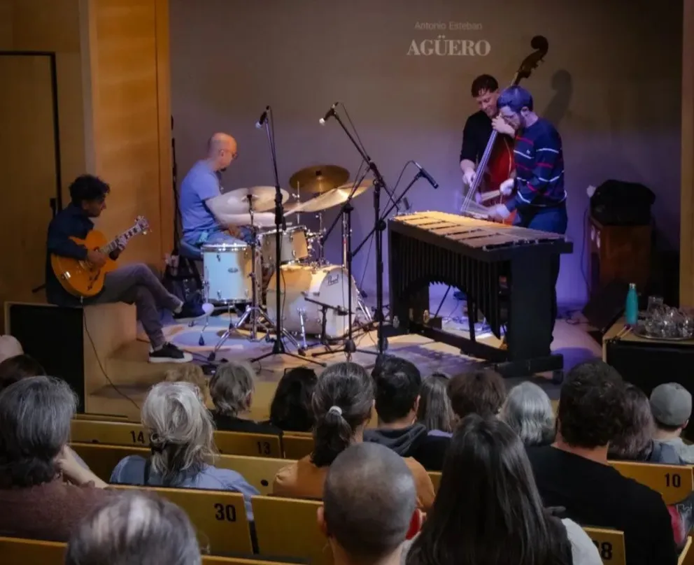 El conjunto está liderado por el vibrafonista Jim Hart, el contrabajista Michael Janisch y el baterista Dave Smith brillaron en Villa de Merlo.