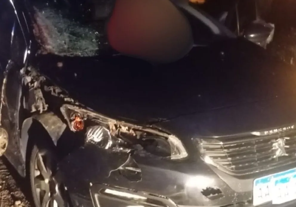 El siniestro tuvo lugar en el kilómetro 1 de la Ruta Provincial E-34, cuando un automóvil Peugeot de color negro, que circulaba en sentido Córdoba–Mina Clavero.