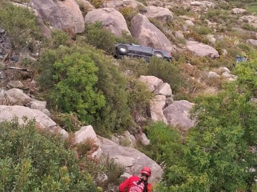 Cayó al vacío 50 metros tras desbarrancar en las Altas Cumbres y está vivo de milagro.