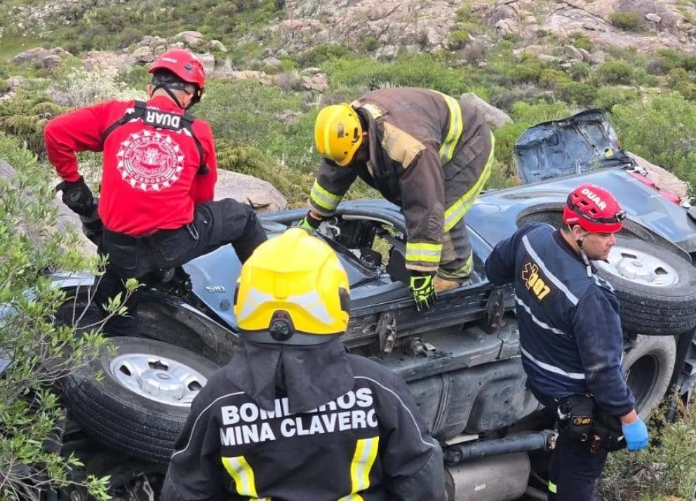 Cayó al vacío 50 metros tras desbarrancar en las Altas Cumbres y está vivo de milagro.