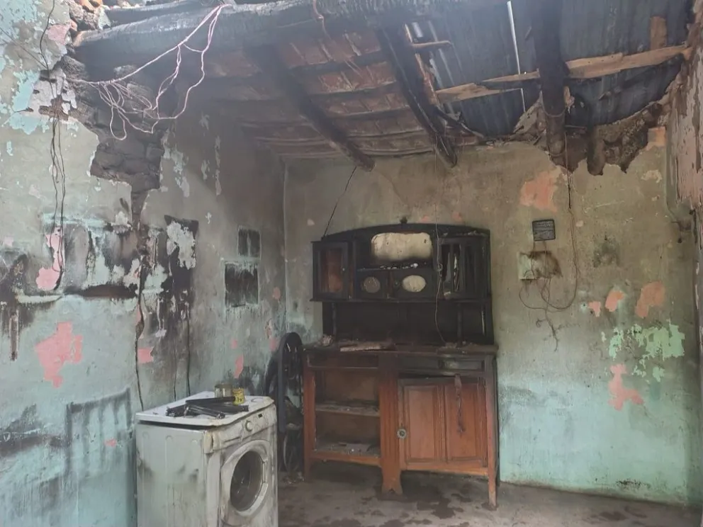 El municipio de Carpintería avanzará en la reconstrucción de la vivienda que resultó dañada por un incendio tras un hecho de violencia.