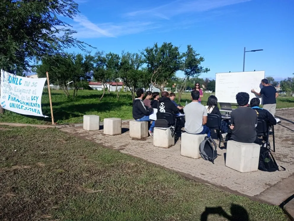 El sistema universitario público argentino realizará el 15 de abril una jornada federal de protesta con actividades durante todo el día.