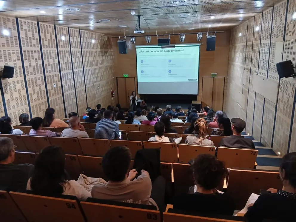  El objetivo es incorporar herramientas que permitan optimizar la atención al vecino, especialmente en áreas de contacto directo como mesas de entrada. 