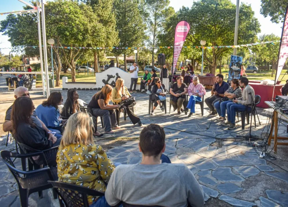 Durante la jornada, se llevó adelante una reunión de gabinete abierta, donde funcionarios del Ejecutivo Municipal mantuvieron un intercambio directo con los vecinos.