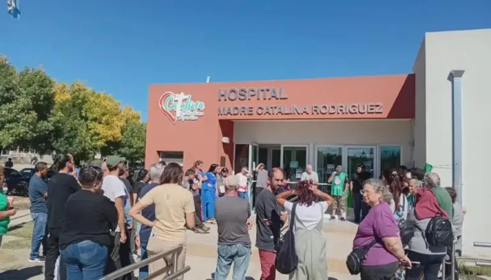 Los trabajadores, en pie de lucha en el hospital Madre Catalina. Foto: gentileza.
