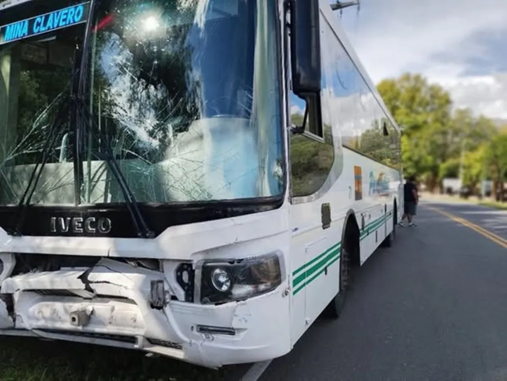 Dos colectivos y una ambulancia involucrados en un accidente vial en Traslasierra. (Foto: Traslasierra Noticias)