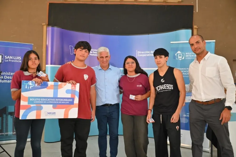 El gobernador Claudio Poggi visitó la Escuela Técnica N°34 “Arístides Bratti” de la Villa de Merlo.