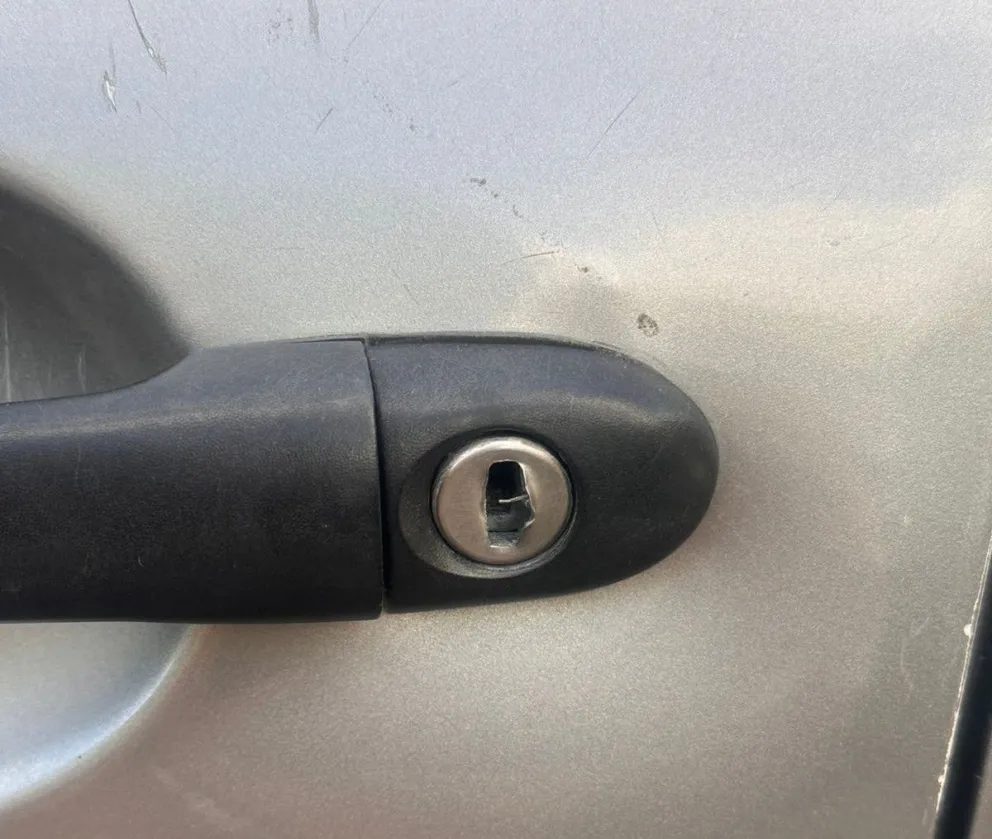 La cerradura forzada por los ladrones. 