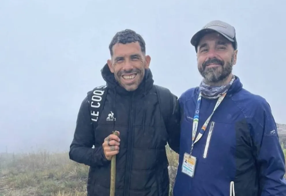 Carlos Tevez cambió por un momento el fútbol por la sierras: travesía en el Cerro Champaquí y promesa de volver.