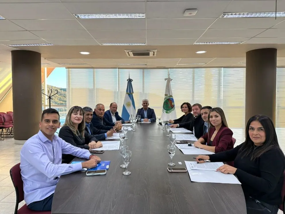 Los intendentes rubricaron el acuerdo Provincia-Municipio y apuntan a más obras para sus localidades.