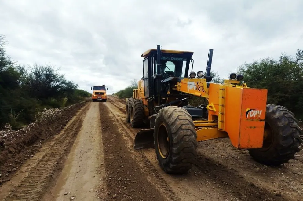 Las tareas previstas incluyen el mantenimiento y perfilado de la traza existente, la conformación de pendientes para asegurar el correcto escurrimiento del agua.