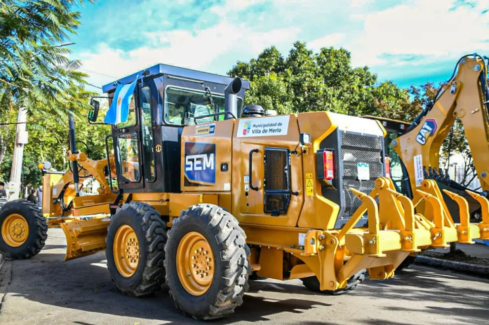 Se trata de una motoniveladora SEM (producto Caterpillar) y una retroexcavadora Caterpillar 416 4x4