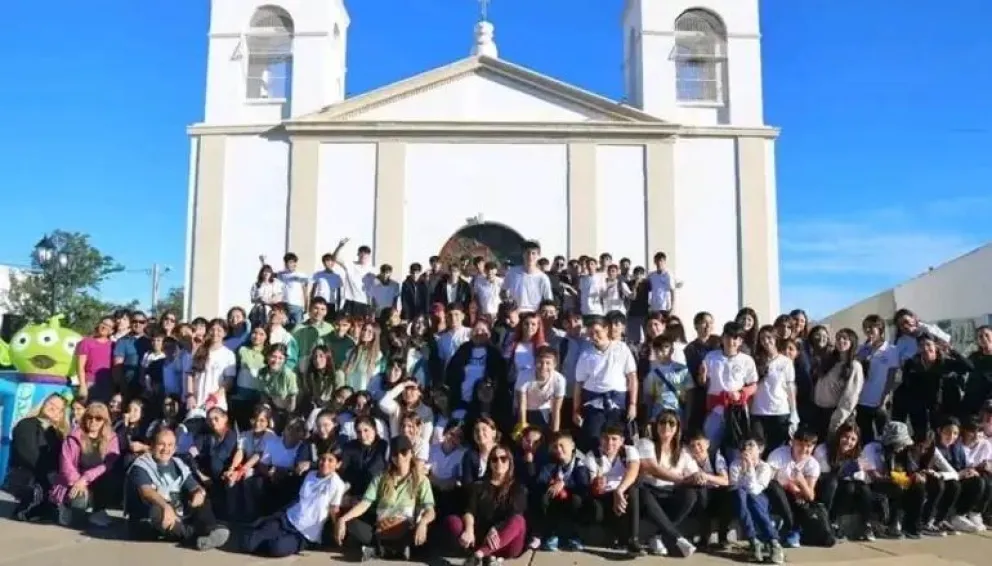 En la foto, instantes que dejó la caminata de la comunidad educativa del Colegio Nuestra Señora Inmaculada de Tilisarao. Foto: redes sociales Colegio Nuestra Señora Inmaculada de Tilisarao.Re