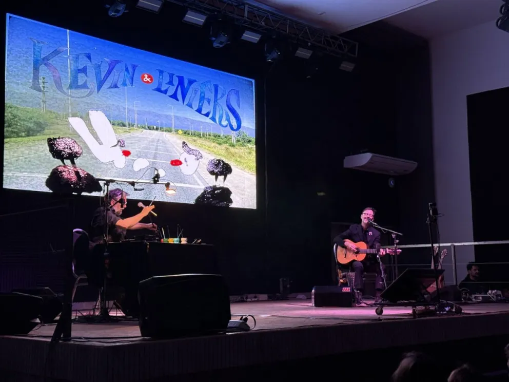 Kevin Johansen y Liniers presentaron su aclamado espectáculo a sala llena, con entradas agotadas.