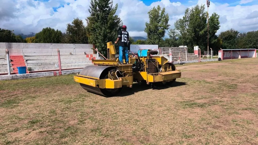 Entre los trabajos realizados se destaca el servicio de vibrocompactación de la cancha. 