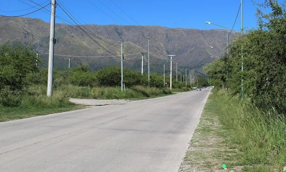San Luis Agua está a cargo de las tareas específicas de reparación, aportando personal y materiales, mientras que el Municipio colabora con trabajos de movimiento de suelo necesarios para ejecutar la obra.