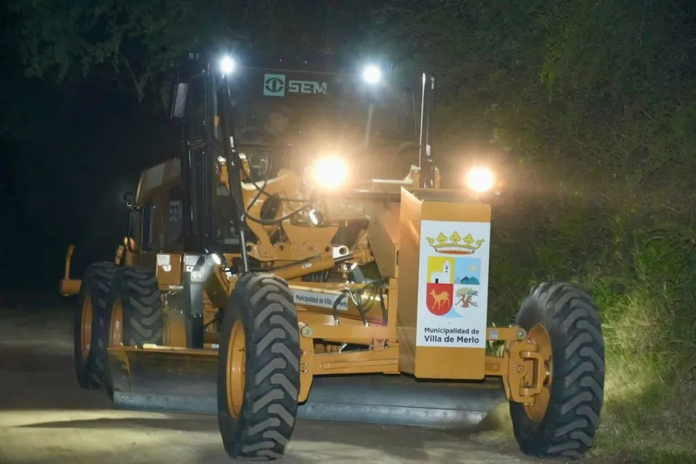 La Municipalidad de la Villa de Merlo inició este miércoles por la noche la implementación de turnos nocturnos para fortalecer los trabajos de reparación y mantenimiento vial en distintos sectores de la ciudad.