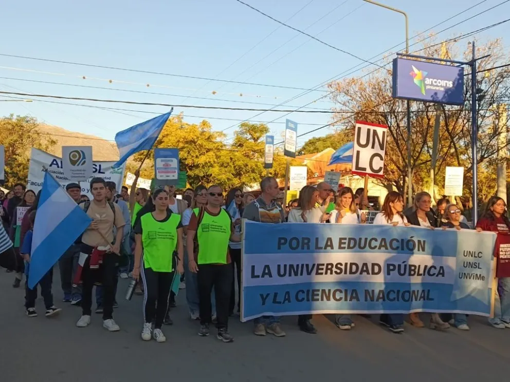 La comunidad universitaria de Villa de Merlo protagonizó este martes una multitudinaria y bulliciosa movilización. 